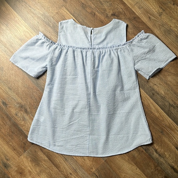 Seersucker Cold Shoulder Top- L- Blue/White - Picture 4 of 5